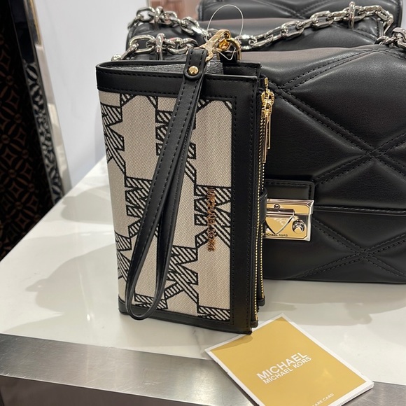 MICHAEL KORS JET SET TRAVEL 35S3GTVW7J LIGHT SAGE LG DOUBLE ZIP WRISTLET-WALLET- - Picture 3 of 16